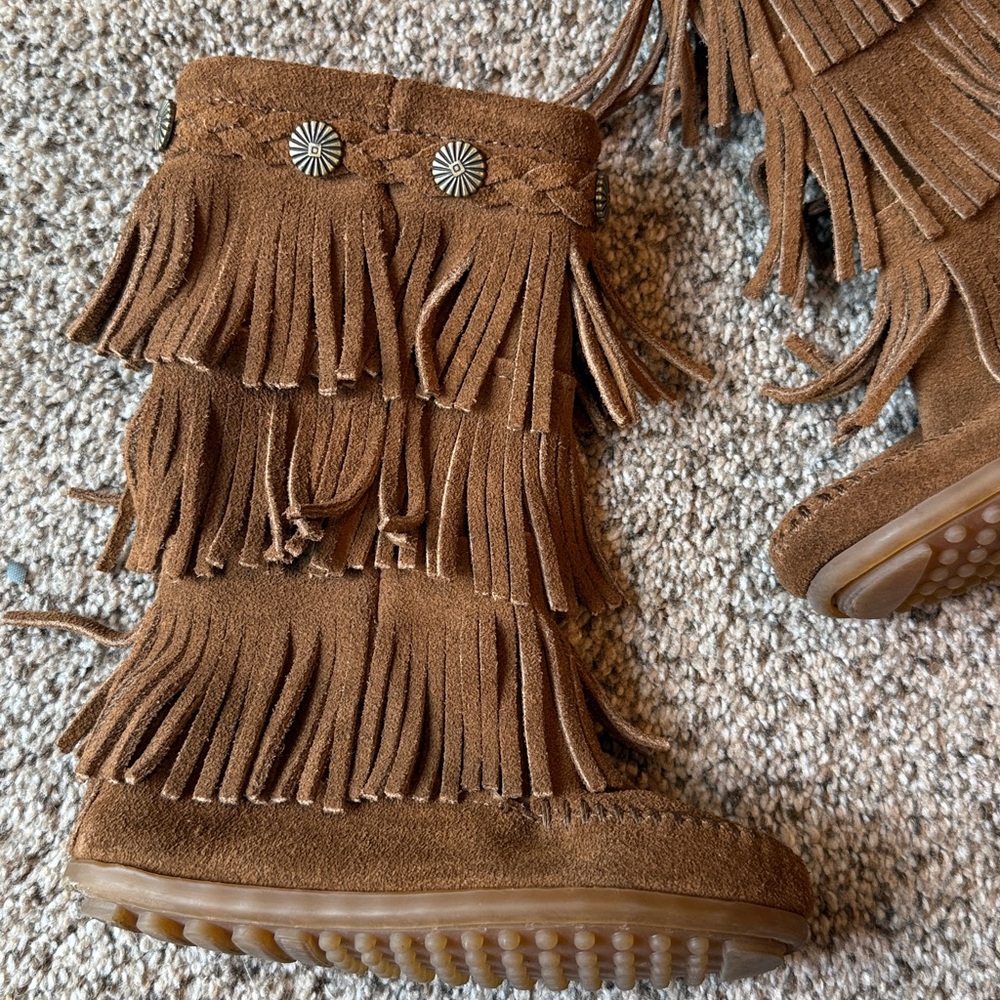 Minnetonka | Kids Tan Fringe Boots - Picture 2 of 11